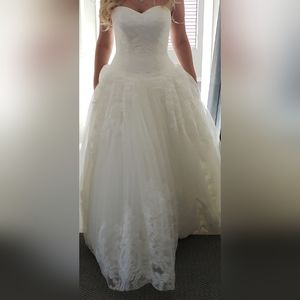 VERA WANG WEDDING DRESS. SIZE 6